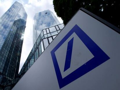 Logo del Deutsche Bank con la sede de fondo.
