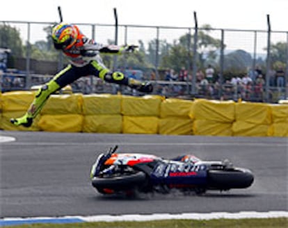 Rossi sale despedido de su moto en el accidente que sufrió en los entrenamientos del viernes.