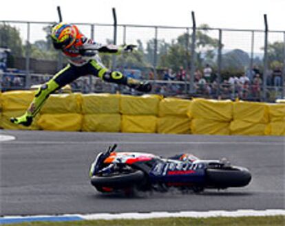 Rossi sale despedido de su moto en el accidente que sufrió en los entrenamientos del viernes.