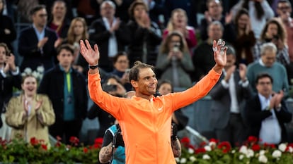 Rafael Nadal recibe el cariño del público asistente al Open Madrid, este martes.