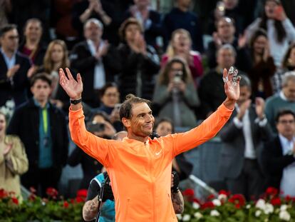 Rafael Nadal recibe el cariño del público asistente al Open Madrid, este martes.