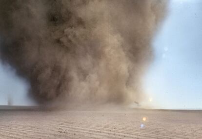 Tornado (2000-2010) es el resultado de una década yendo a la caza de remolinos en una zona de campo al sur de México DF. Dice que empezó “como búsqueda onírica sobre el medio pictórico, porque cuando entras dentro de un tornado el polvo es tan denso que estás en un espacio monocromo” y terminó, en los últimos años de la década, simbolizando la vorágine de violencia en la que había entrado México.