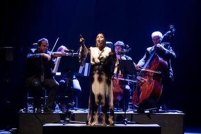 María Terremoto durante su espectáculo 'Poesía eres Tú', este domingo en el Teatro Lope de Vega, dentro de la Bienal de Flamenco de Sevilla.