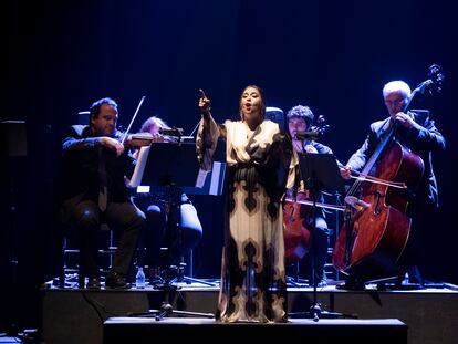 María Terremoto durante su espectáculo 'Poesía eres Tú', este domingo en el Teatro Lope de Vega, dentro de la Bienal de Flamenco de Sevilla.