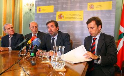 Federico Ramos, segundo por la derecha, durante su comparecencia en Bilbao.