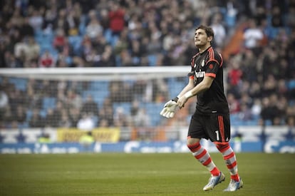 Casillas salta al campo por Callejón