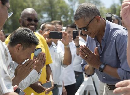 El presidente Barack Obama se inclina mientras saluda a los trabajadores y voluntarios en la pista, tras llegar con su Air Force al antiguo Campo Henderson en las Islas Midway para visitar la reserva de Papahanaumokuakea (Hawái).