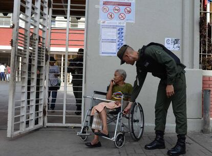 Una anciana espera su turno para votar en la Constituyente en Caracas.