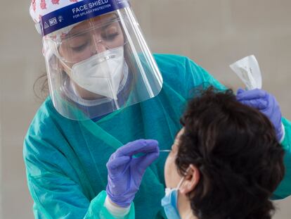 Una enfermera realiza la prueba del coronavirus a una mujer en Torrejón de Ardoz, el pasado 31 de mayo. SANTI BURGOS