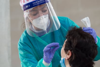 Una sanitaria toma una muestra para hacer PCR en Torrejón de Ardoz (Madrid). SANTI BURGOS