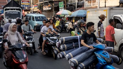 Yakarta, la ciudad más poblada del mundo, se hunde en el mar de Java