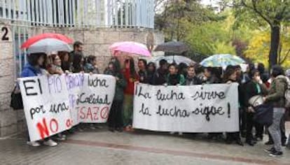 Una treintena de estudiantes de Formación Profesional del instituto Pío Baroja se ha concentrado hoy frente a la Dirección del área territorial de la capital para apoyar la huelga de estudiantes y protestar contra la reforma educativa, especialmente contra "el tasazo" en la Formación Profesional.