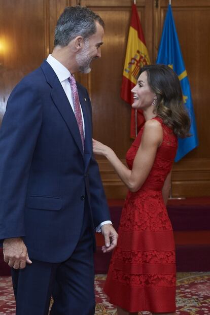 El rey Felipe VI y la reina Letizia durante el recibimiento de los invitados a la audiencia de los galardonados con los Premios Princesa de Asturias 2018.