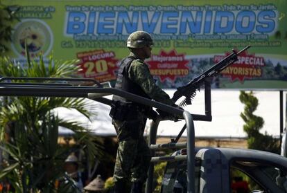 Un soldado patrulla el puerto de L&aacute;zaro C&aacute;rdenas.