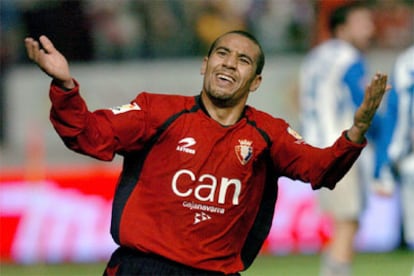 Mohammed El Yaagoubi <i>Moha</i> celebra el tercer gol conseguido por el Osasuna frente al Alavés.