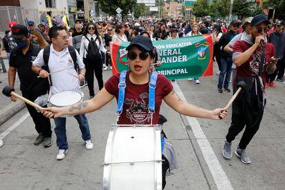 A diferencia de las marchas en el Gobierno pasado, para esta convocatoria, los establecimientos no han cerrado y el comercio en el centro de la capital se ha desarrollado con normalidad. En la imagen, una mujer toca un tambor durante la manifestación de este martes en Bogotá. 