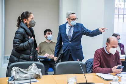 Diego Lozano, consejero delegado de la Empresa Municipal de la Vivienda (en el centro con chaqueta azul), minutos antes de arrancar la comparecencia en la comisión de investigación.