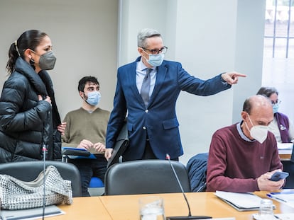 Diego Lozano, consejero delegado de la Empresa Municipal de la Vivienda (en el centro con chaqueta azul), minutos antes de arrancar la comparecencia en la comisión de investigación.