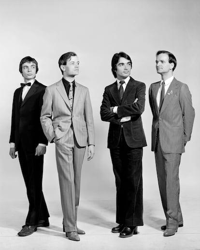 Karl Bartos, Ralph Hutter, Wolfgang Flur y Florian Schneider, o sea, la alineación original de Kraftwerk, posan en Nueva York en 1975.