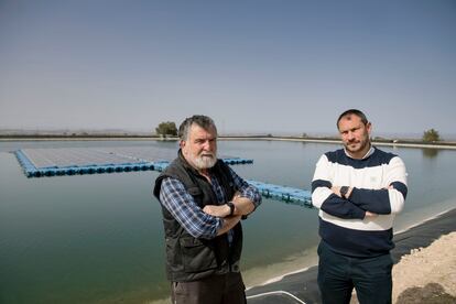 Antonio Ruano, CEO de la empresa Intelec, y Tomás Moreno, encargado de la comunidad de regantes Galapagar, en una de las instalaciones en una balsa de riego en Jaén.

