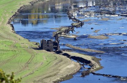 Antigua fabrica de la luz a la orilla del Río Miño en el embalse de Belesar a su paso por Portomarin (Lugo). <a href="https://politica.elpais.com/politica/2017/10/02/actualidad/1506952022_705006.html">La del Miño-Sil es una de las cuencas en estado de alerta desde finales de septiembre</a>.