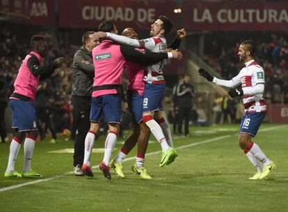 Los jugadores del Granada celebran el segundo gol.