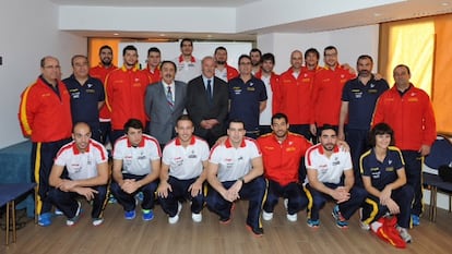 Del Bosque posa junto al equipo nacional de balonmano.