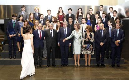 La reina Sofía posa con los jóvenes becados.