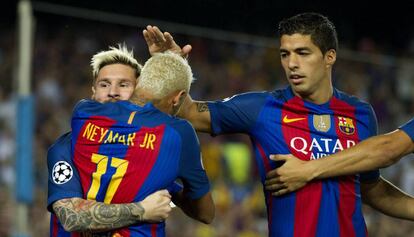 Messi celebra junto a Neymar y Suárez uno de los goles del Barça.