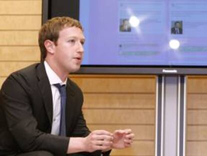 En la imagen un registro del presidente y fundador de Facebook, Mark Zuckerberg, quien anunció que no venderá acciones de la compañía en los próximos dos semestres. EFE/Archivo