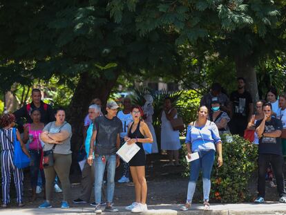 Varias personas esperaban la semana pasada frente al Consulado General de España en La Habana.