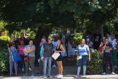 Varias personas esperaban la semana pasada frente al Consulado General de España en La Habana.