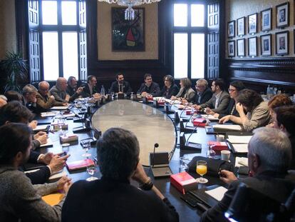 El president del Parlament, Roger Torrent, al fons, presideix la reunió de la Junta de Portaveus.