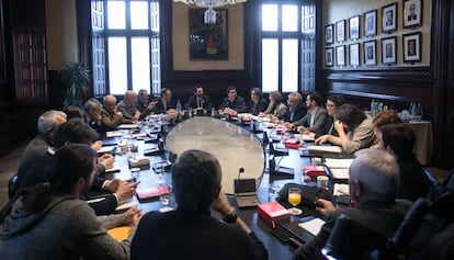 El presidente del Parlament, Roger Torrent, en el centro, al fondo, preside la reunión de la Junta de portavoces.