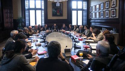 El president del Parlament, Roger Torrent, al fons, presideix la reunió de la Junta de Portaveus.