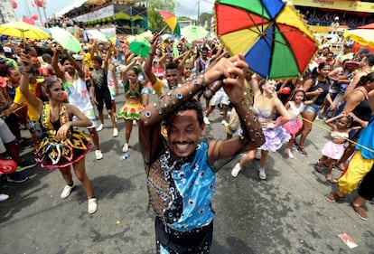 Desfile de Bloco Do Galo da Madrugada durante el carnaval en Recife (Brasil) el pasado 10 de febrero. 