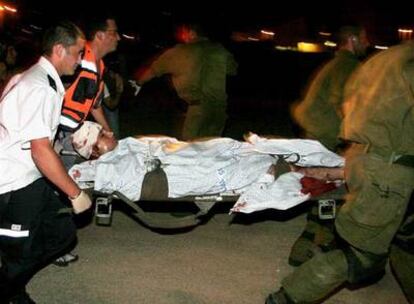 Un soldado israelí herido en la madrugada de ayer por un misil palestino es trasladado al hospital de Ashkelon.