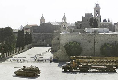 Un tanque israelí y un camión vuelven a ocupar la plaza de la Basílica de la Natividad de Belén.