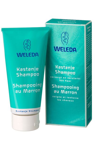 Pocas firmas hay tan verdes y tan naturales como Weleda. Su champú de romero contiene aceite esencial de romero y el resto de sus ingredientes son 100% de origen biológico. Es muy cuidadoso con el cuero cabelludo y no contiene aceites minerales ni parabenos.