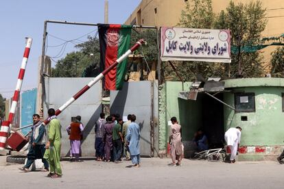 La situación el domingo era de pánico en la capital, con las autoridades afganas pidiendo a todos los funcionarios que abandonasen sus puestos de trabajo y fuesen a sus hogares, con el tráfico paralizado por grandes atascos. En la imagen, algunos ciudadanos se dirigen a sus casas, el domingo en Kabul.