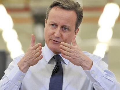 El primer ministro brit&aacute;nico, David Cameron, hoy durante su visita a una planta de Siemens en el sur de Inglaterra. REUTERS