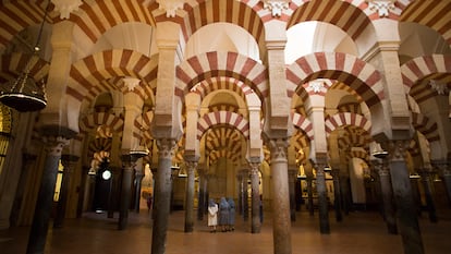 Visitantes en el interior de la mezquita-catedral de Córdoba.