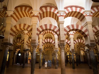 Visitantes en el interior de la mezquita-catedral de Córdoba.