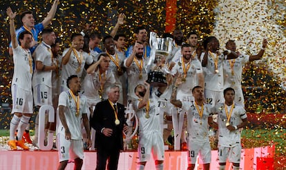 El equipo del Real Madrid con la copa que les acredita como nuevo campeón de la Copa del Rey.
 