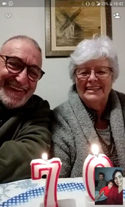 Consol Casacuberta y su marido celebran su 70 aniversario con una videoconferencia con su hija y familia. Fotografía cedida por Carla Casacuberta al Arxiu Municipal de Salt dentro de la campaña #arxivemlacovid19 promovida por la AAC.