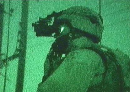 Una videograbación nocturna muestra a un soldado de EE UU patrullando las calles de Tikrit.