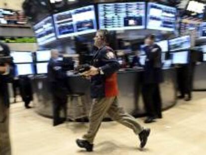 Un inversor corre en el parqué de Wall Street, Nueva York (Estados Unidos). EFE/Archivo