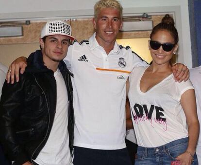 La fotografía con Jennifer López y Casper Smart que subió a su Twitter el jugador Sergio Ramos.