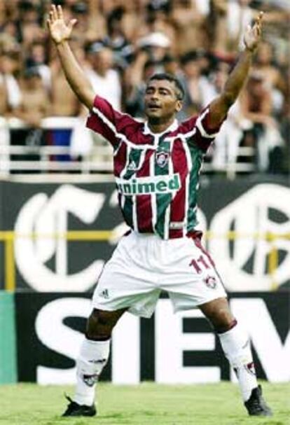 Romario pide el balón durante un partido con el Fluminense.