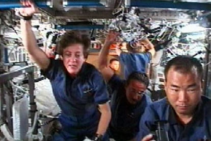 Los astronautas Wendy Lawrence (izquierda), Charles Camarda (centro) y Soichi Noguchi, ayer, en la estación espacial.